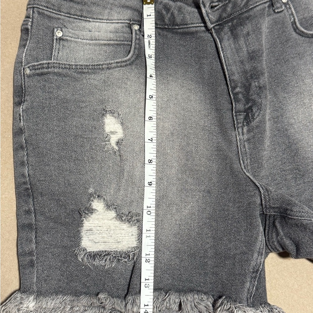 ASOS DESIGN MENS shorter length denim shorts in gray with rips and raw hem - Picture 5 of 6